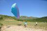 Camping Alpes de Haute Provence : Un parachutiste s'entraîne grâce au vent dans les vallées alpines du sud